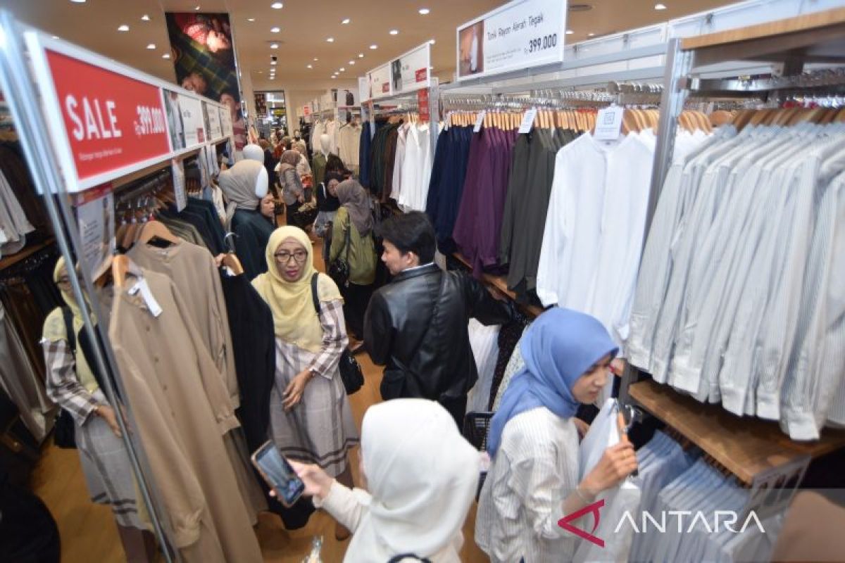 Warga serbu toko Uniqlo pertama di Padang