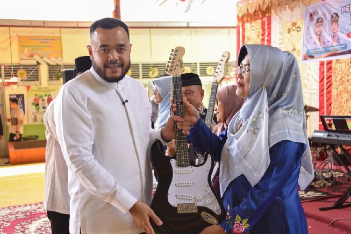 Dukung pengembangan minat dan bakat pelajar, Wako Fadly Amran serahkan alat band pada tujuh SMPN di Kota Padang