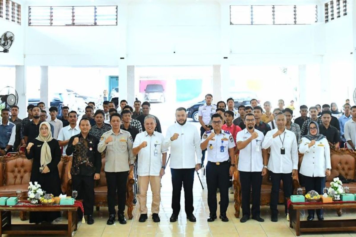 Fadly Amran berikan pengarahan pada personel penjagaan perlintasan sebidang di Kota Padang