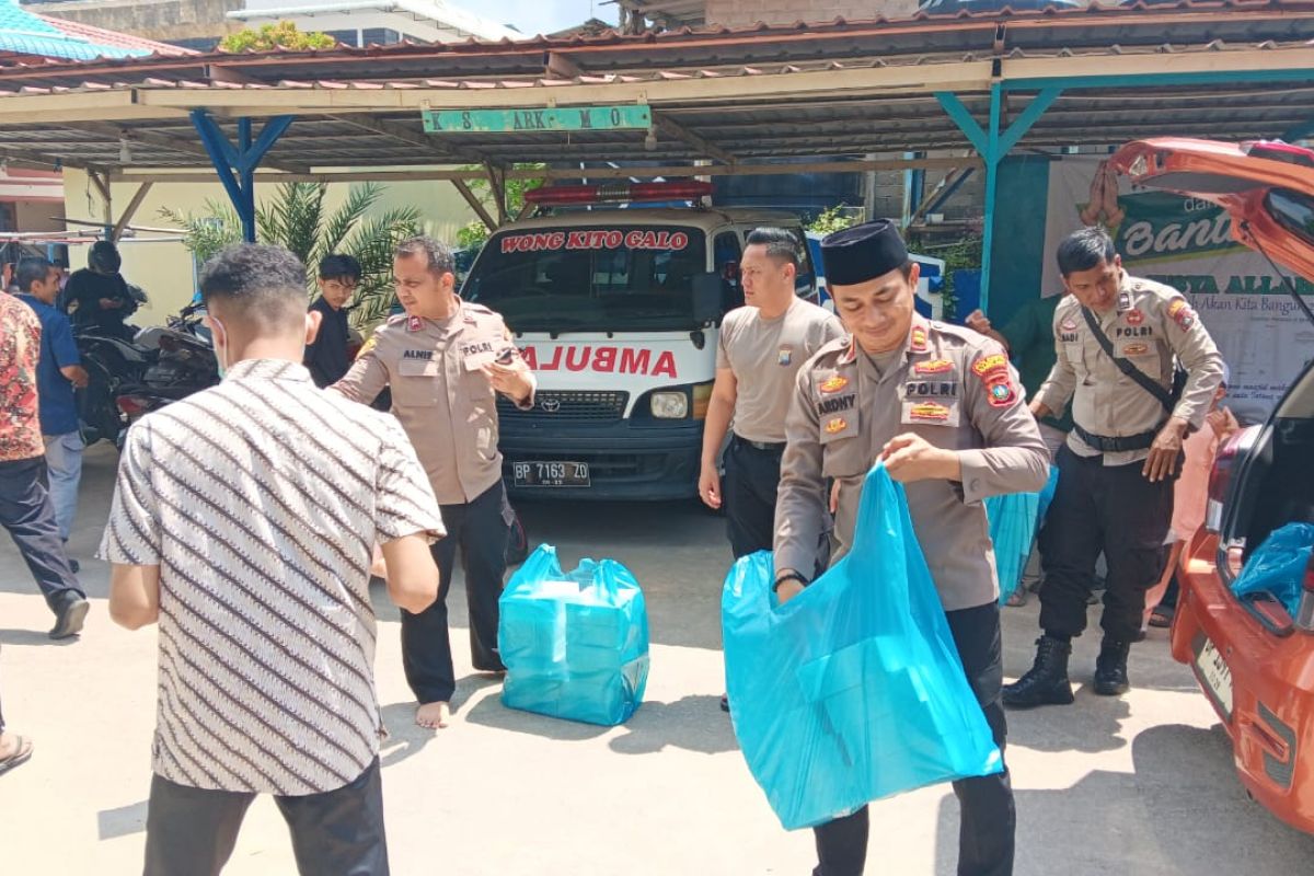 Polda Kepri berbagi paket nasi hingga sembako dengan masyarakat