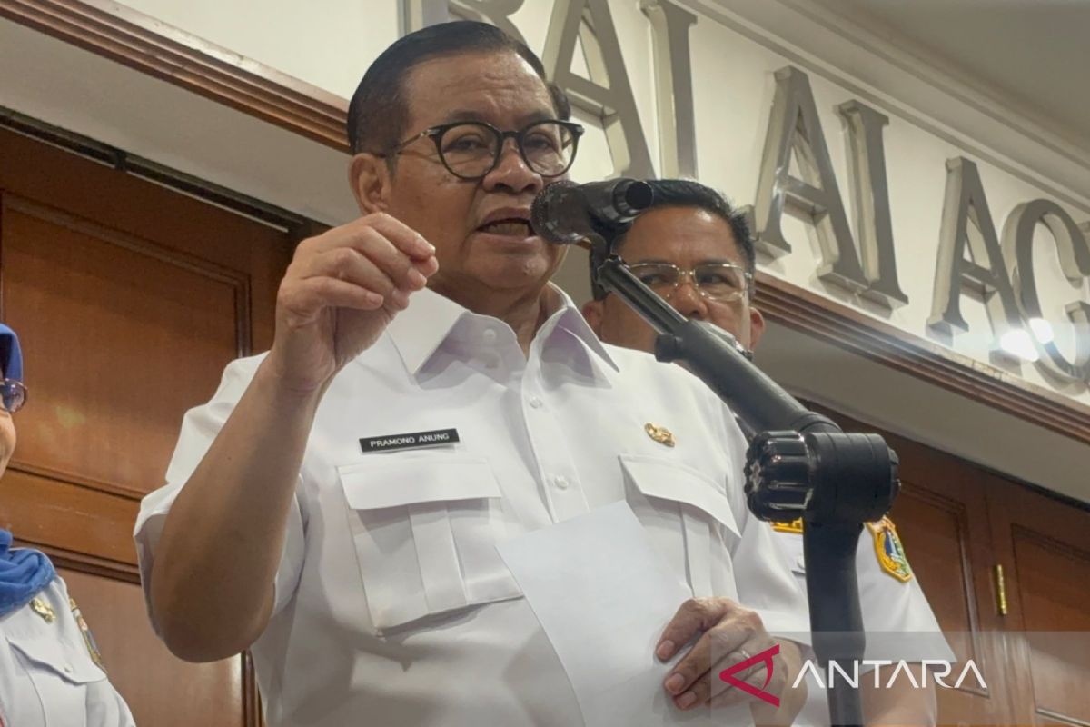 Floods hit Kemang as embankment crack causes Krukut River overflow