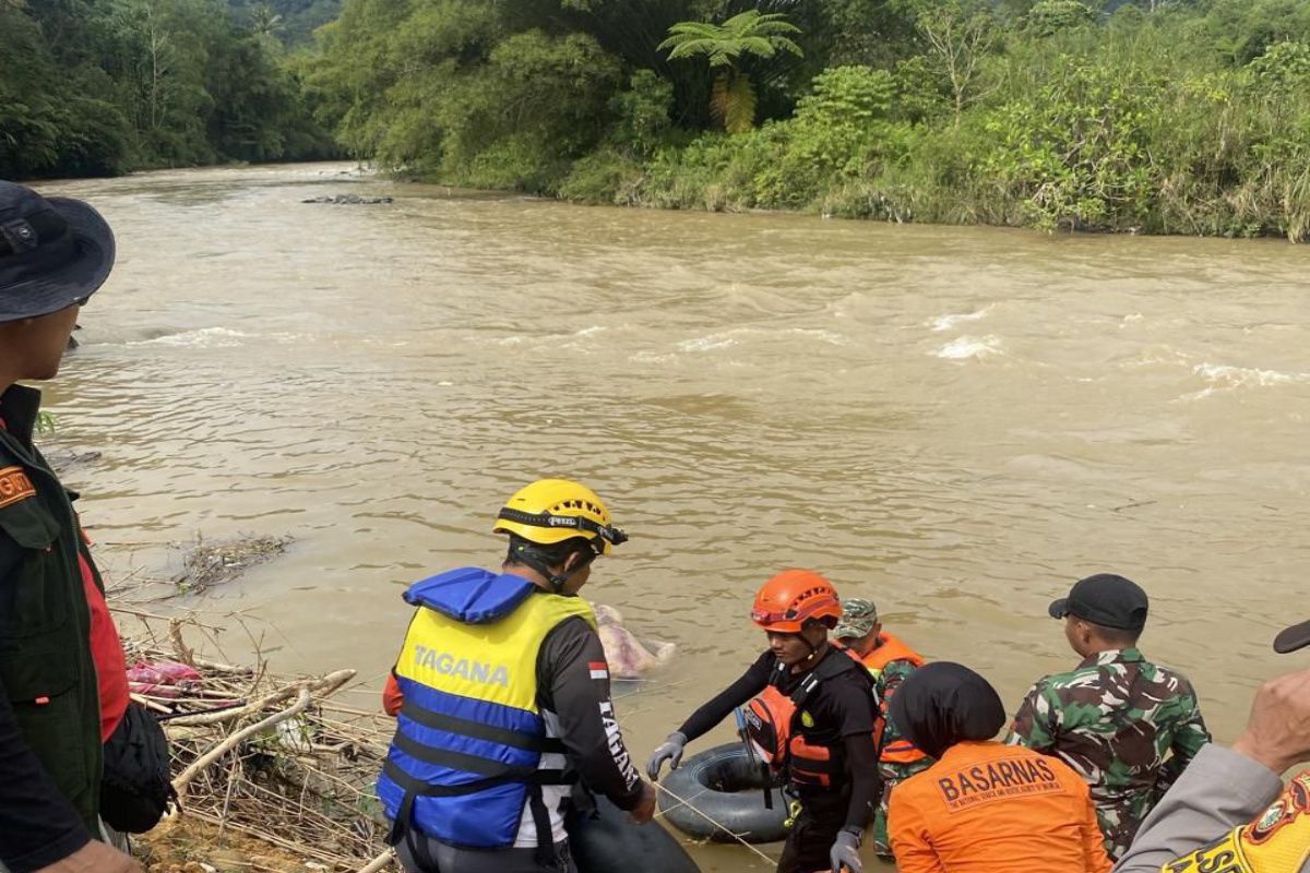 Tim SAR evakuasi jasad pemuda dilaporkan hilang di Mamasa Sulbar