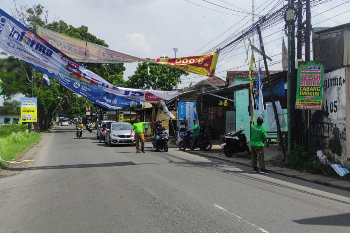 Satpol PP Bantul menertibkan spanduk membahayakan pengguna jalan
