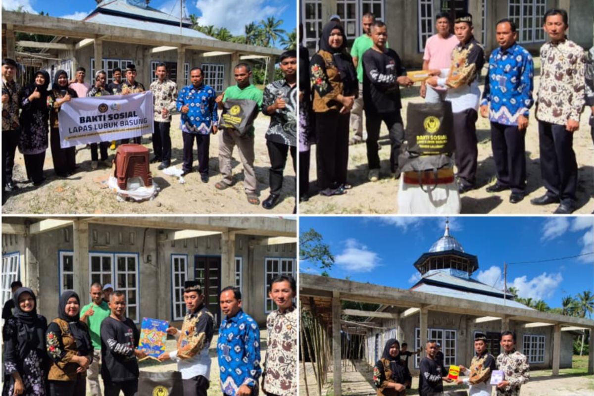 Lapas Lubuk Basung serahkan bantuan ke masjid