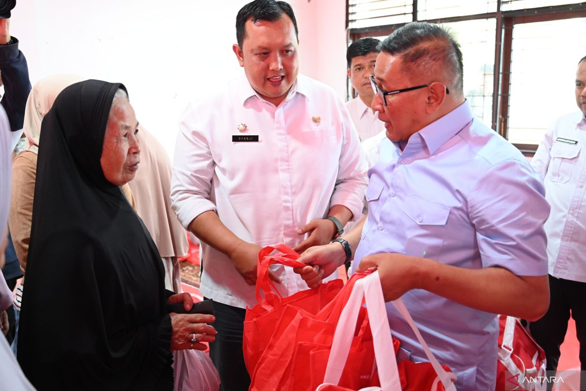 Wako Ramlan serahkan bantuan untuk korban kebakaran di Kelurahan Birugo