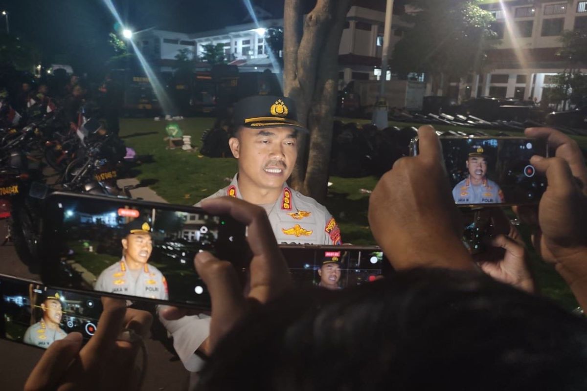 Polisi amankan empat orang saat DPRD Pati paripurna hak angket bupati