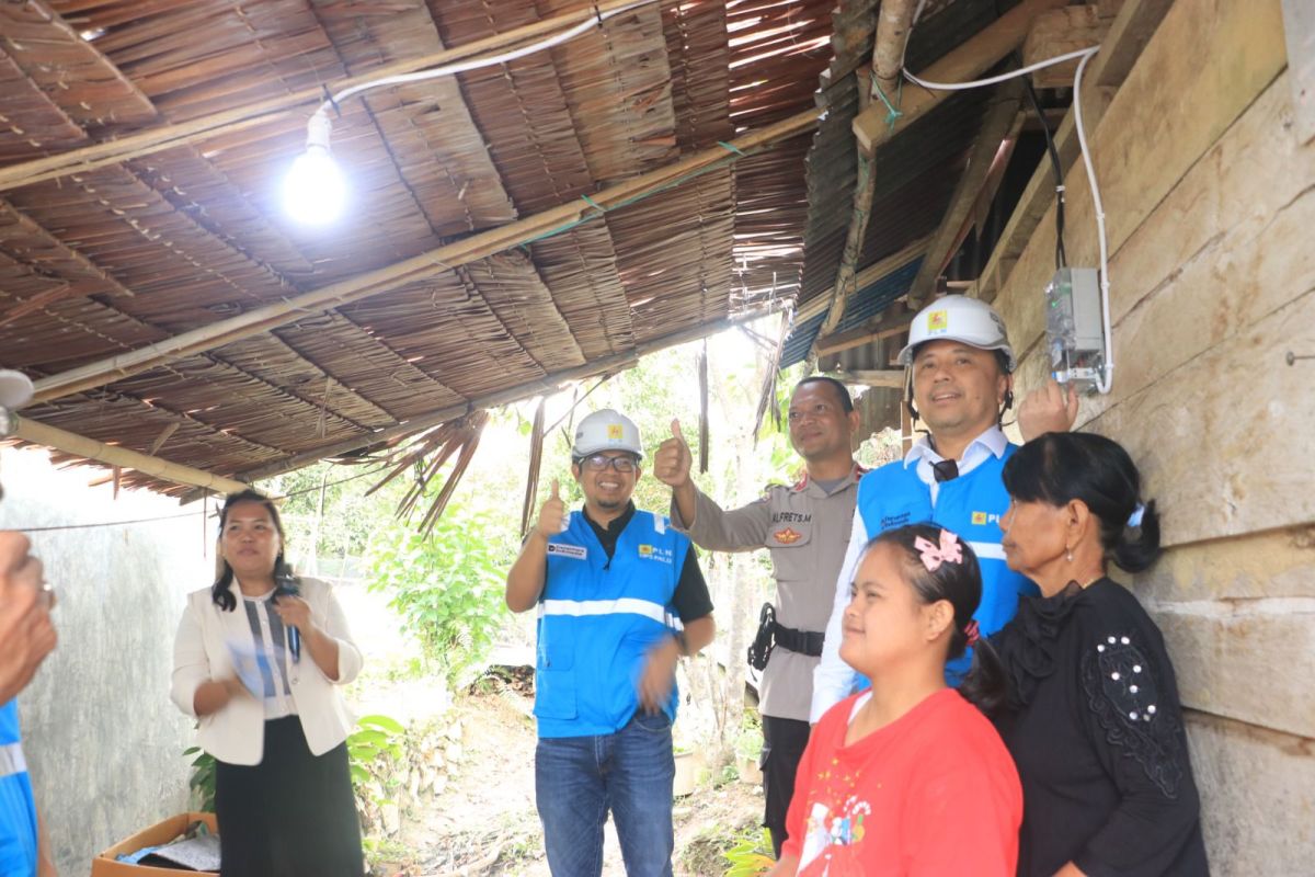 PLN wujudkan mimpi warga Poso yang dua tahun hidup tanpa listrik