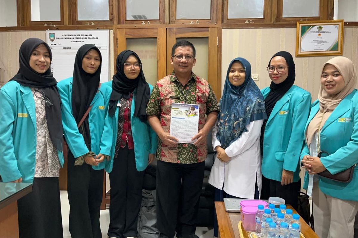 Tim Mahasiswa UMS lestarikan Bahasa Krama dan Aksara Jawa dengan menyerahkan Policy Brief ke Disdik Surakarta