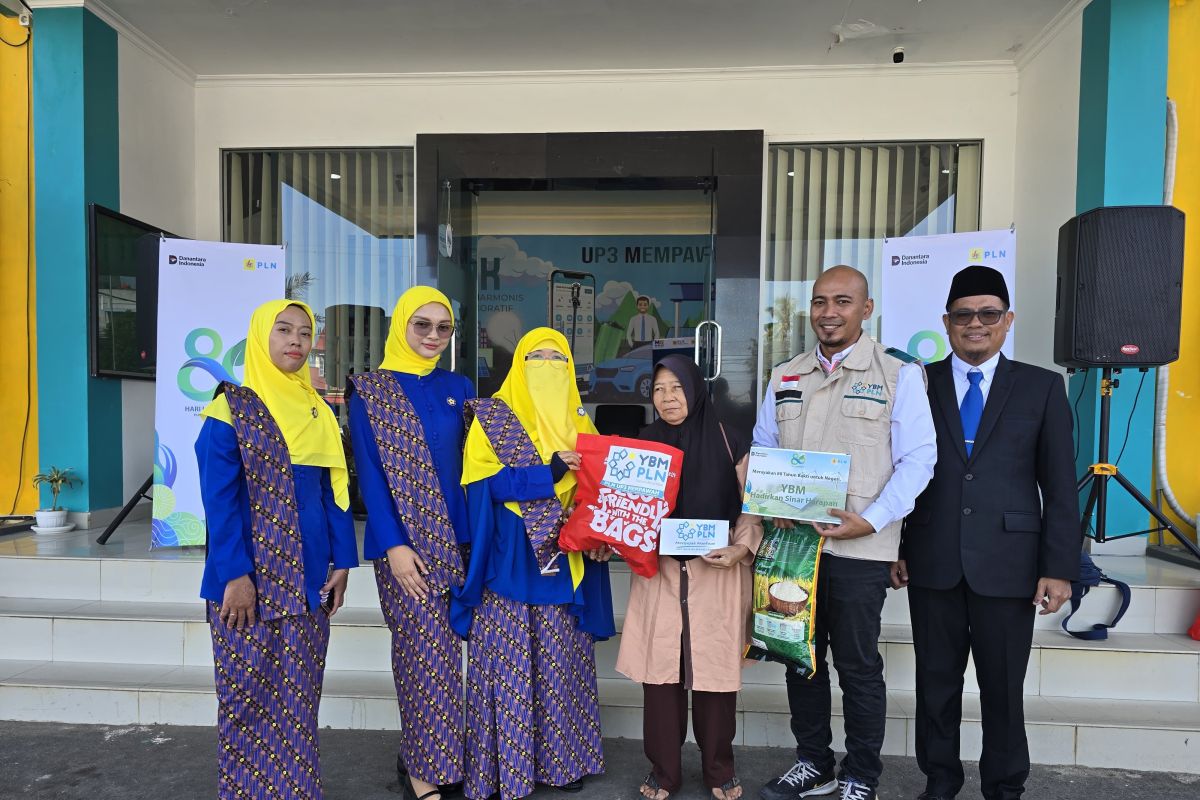 PLN Mempawah tebar energi kebaikan di Hari Listrik Nasional Ke-80