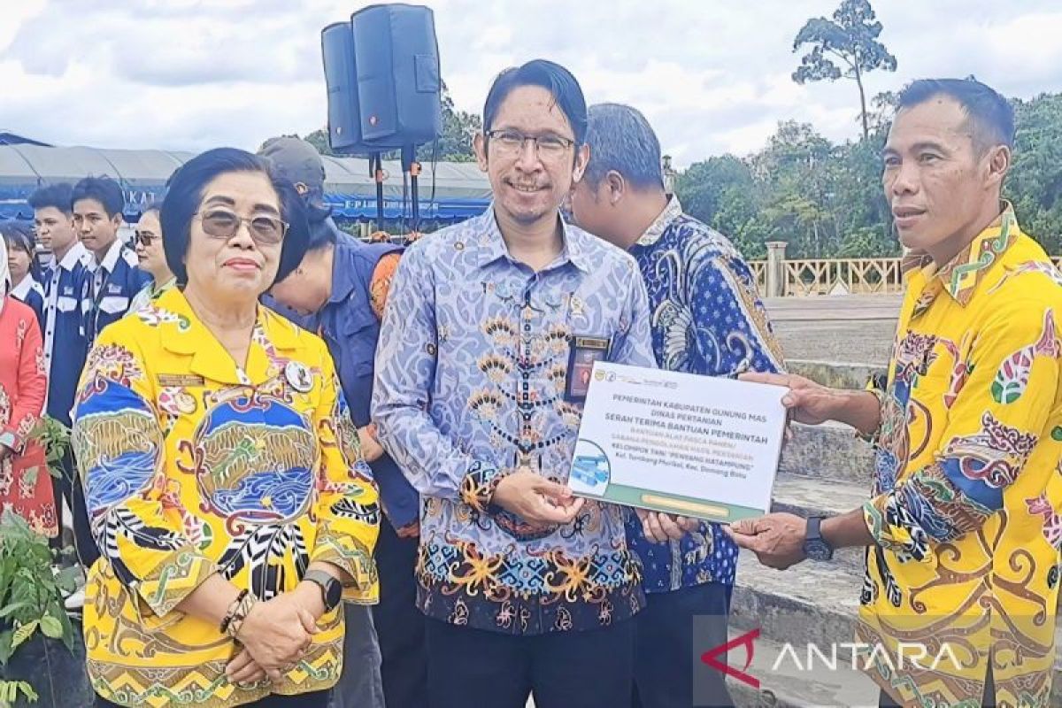 Pemkab Gumas salurkan bantuan alat pasca panen kepada sejumlah kelompok