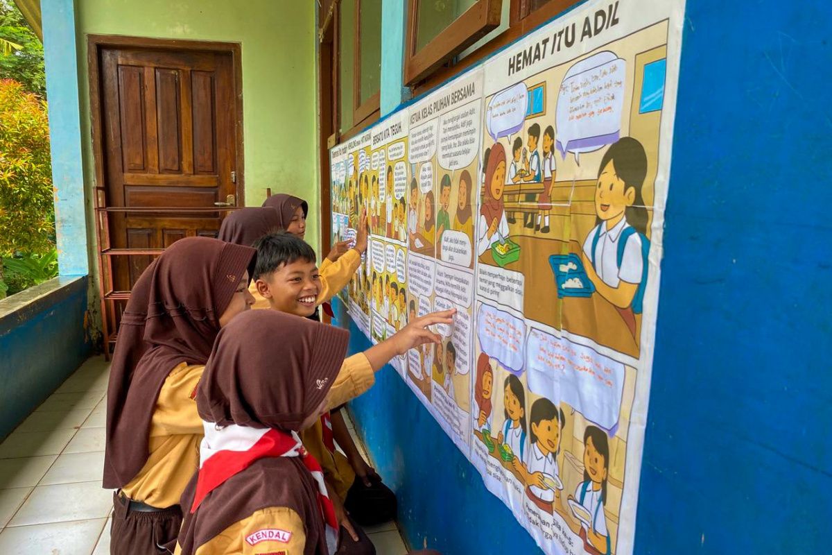 Tembok Literasi sebagai ruang ekspresi murid