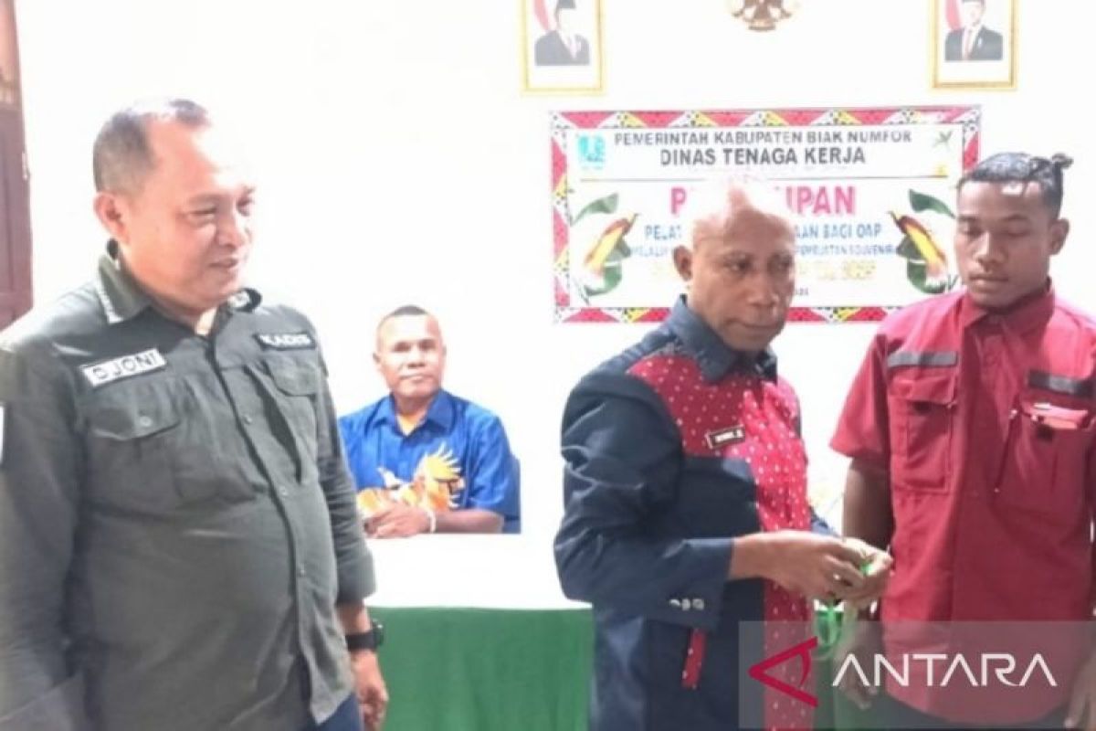 Pemkab Biak Numfor melatih ketrampilan buat suvenir bagi warga asli Papua