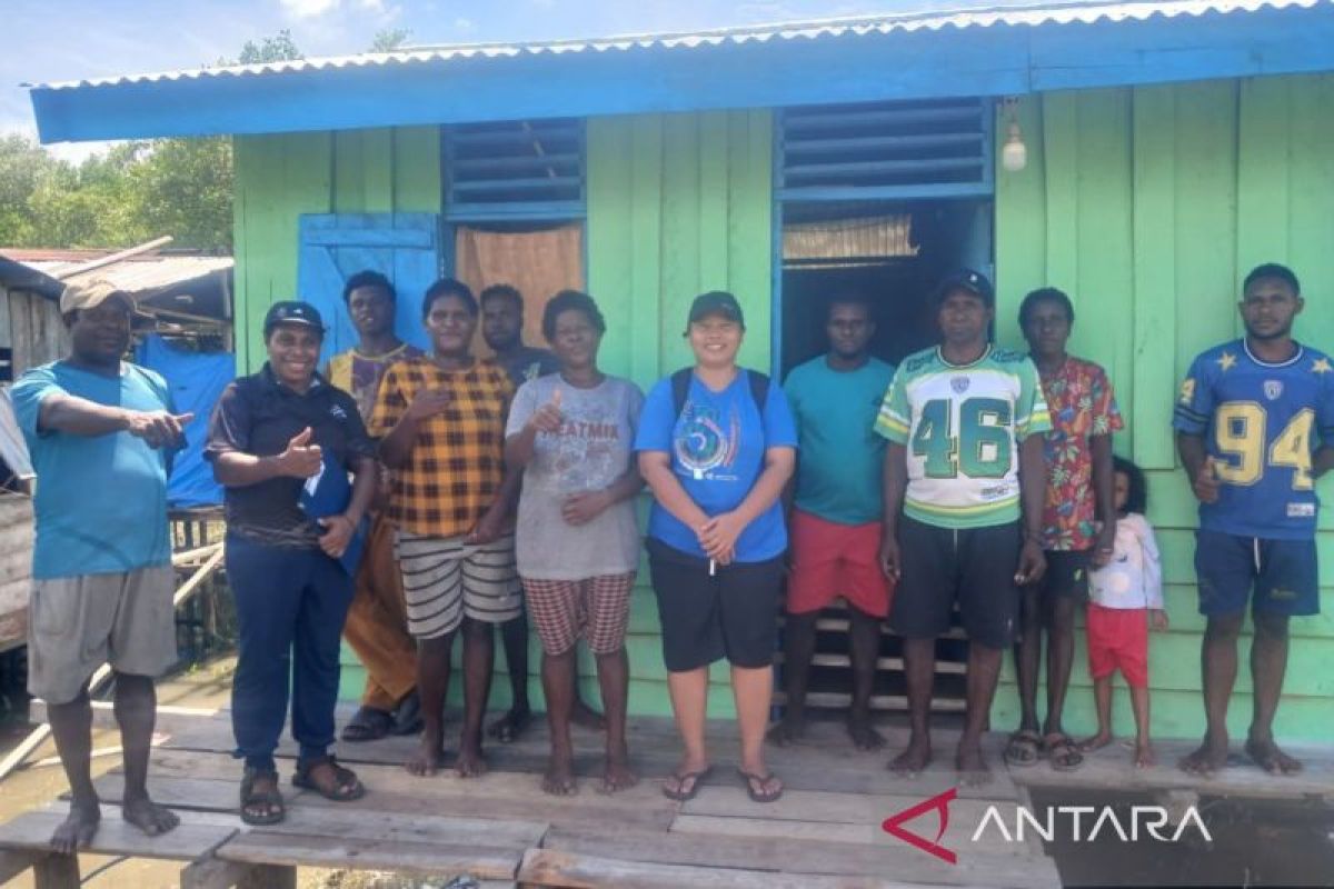 Pokja Kampung Kiura bangun tiga unit rumah warga dari dana bantuan YPMAK