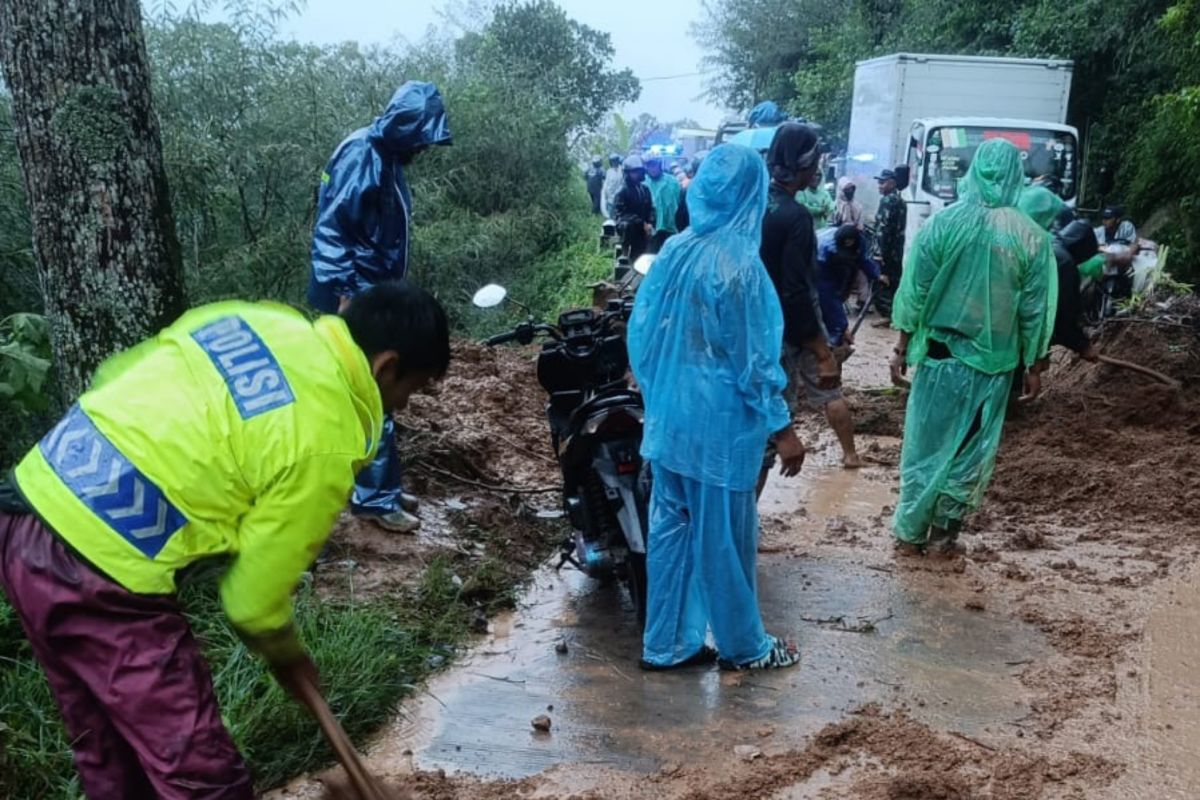 Jalur selatan di Garut yang tertutup longsor kembali normal