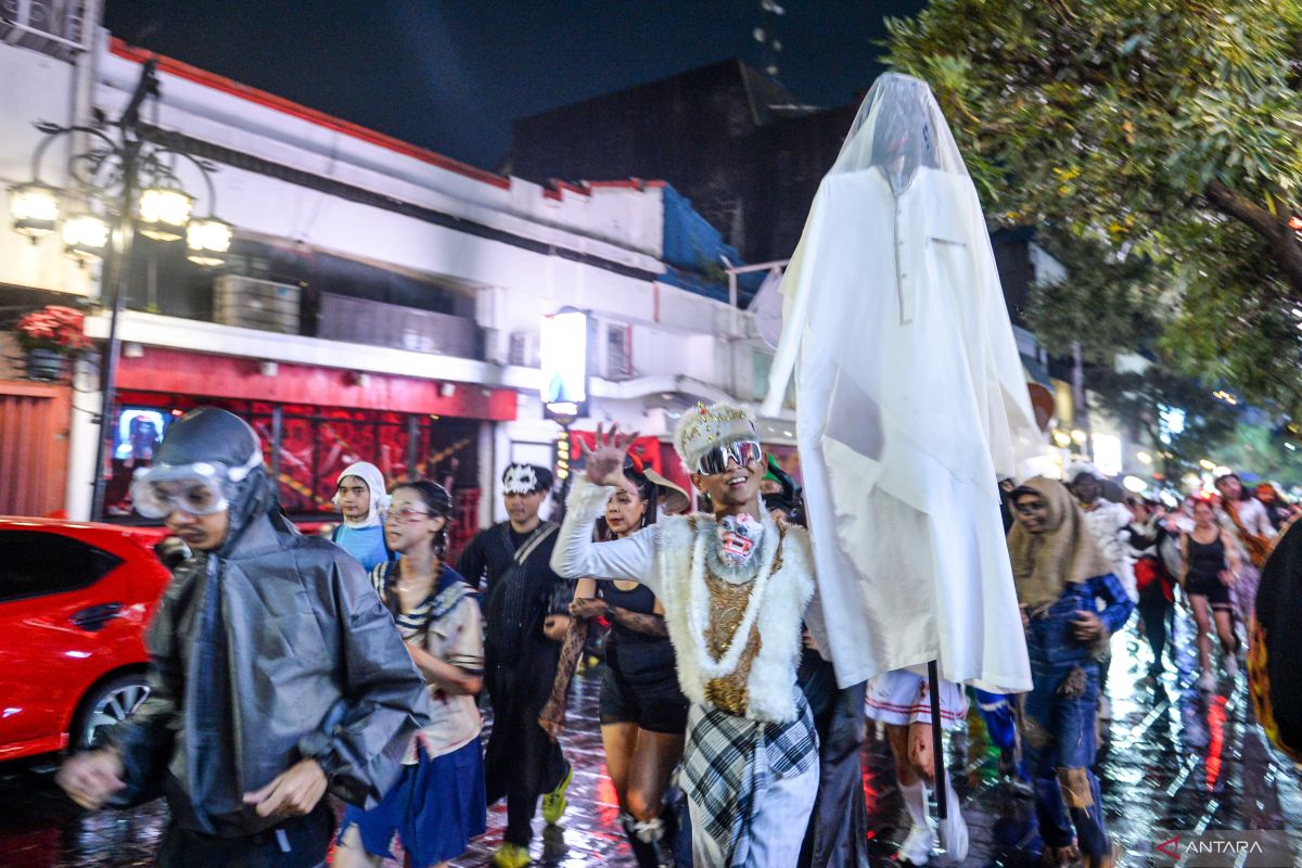 Hantu-hantuan olahraga malam rayakan Halloween di Bandung