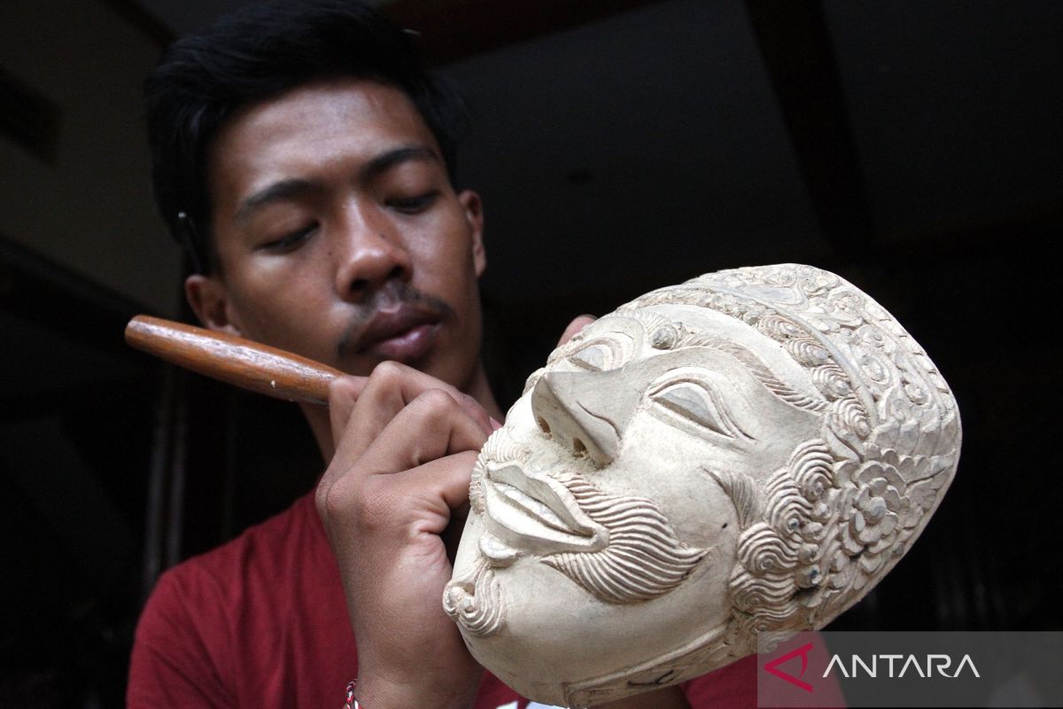 Melihat proses pembuatan topeng tradisional untuk ekspor di Malang