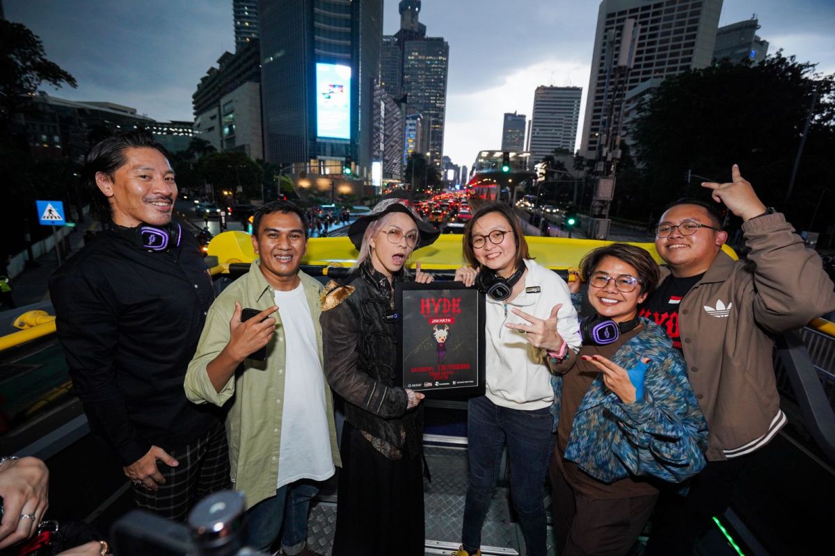 HYDE nikmati keindahan kota menggunakan bus Jakarta City Tour