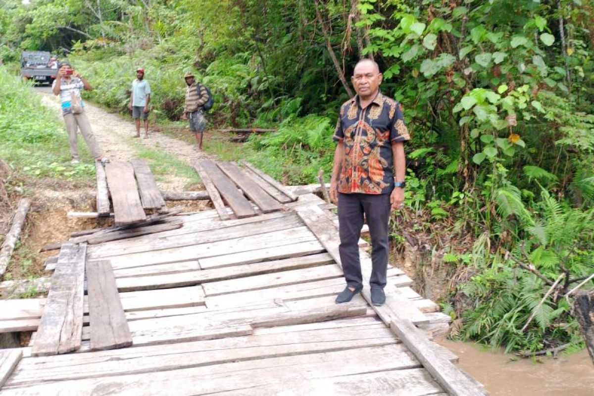 Anggota DPRP Papua Barat minta Pemda perbaiki ruas jalan rusak di Kaimana