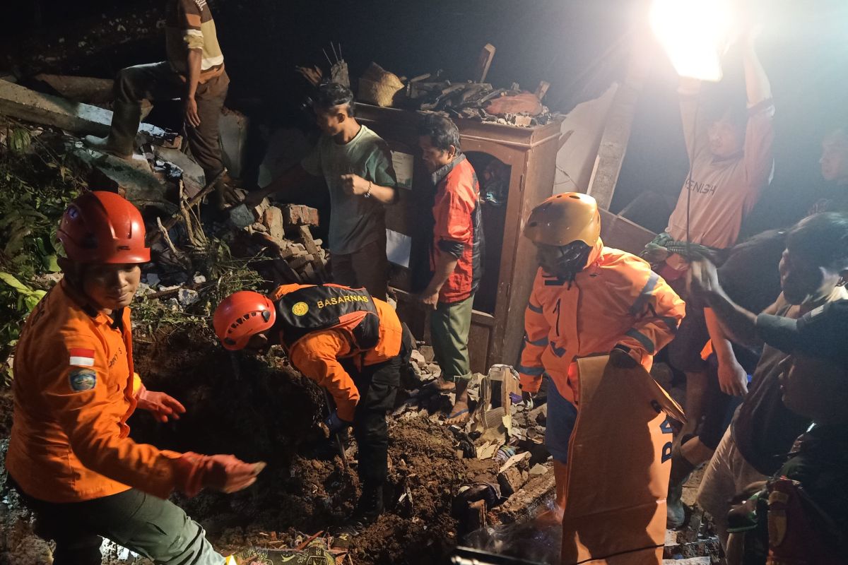 Innalillahi, longsor timbun satu keluarga di Depok Trenggalek