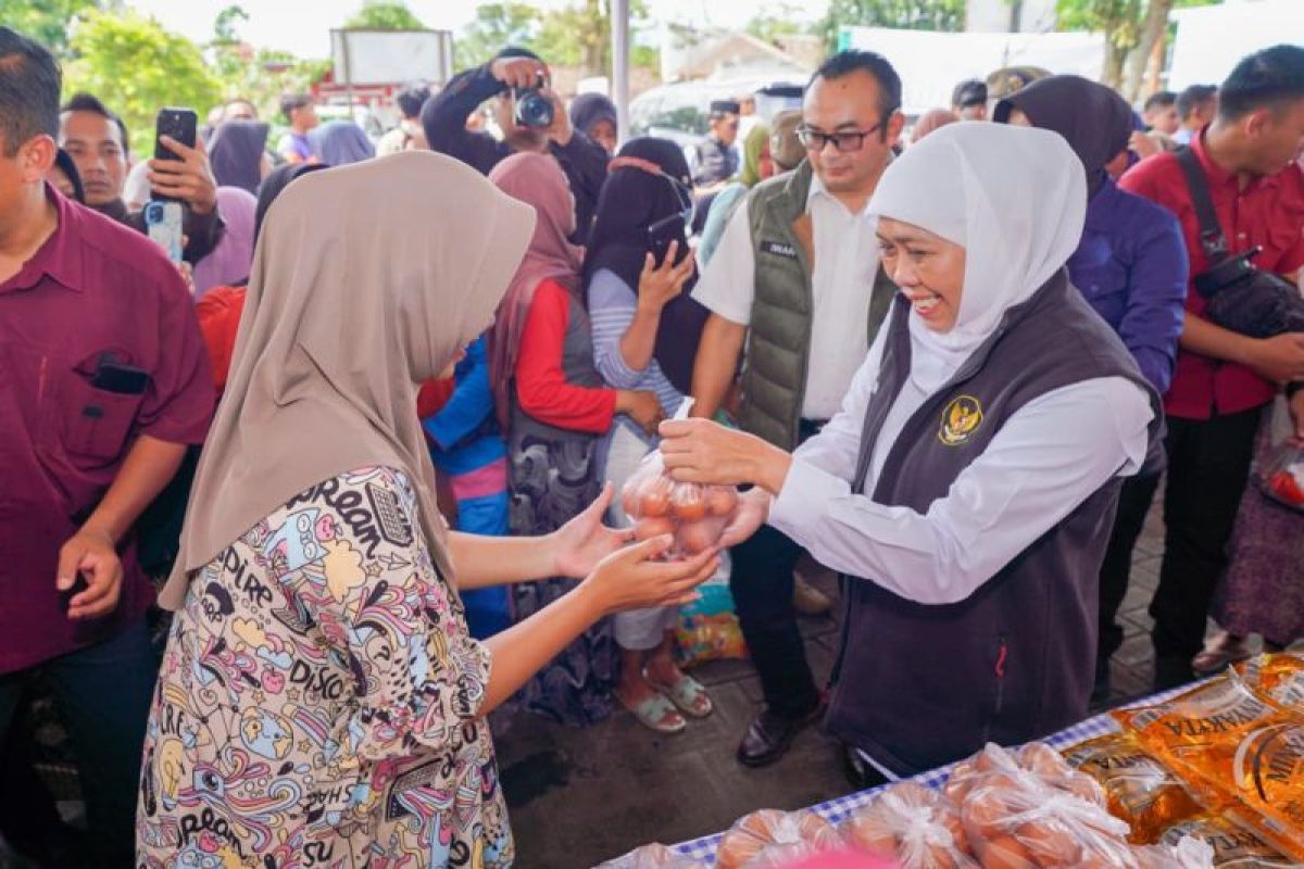Khofifah sebut pasar murah rutin digelar jaga harga dan inflasi