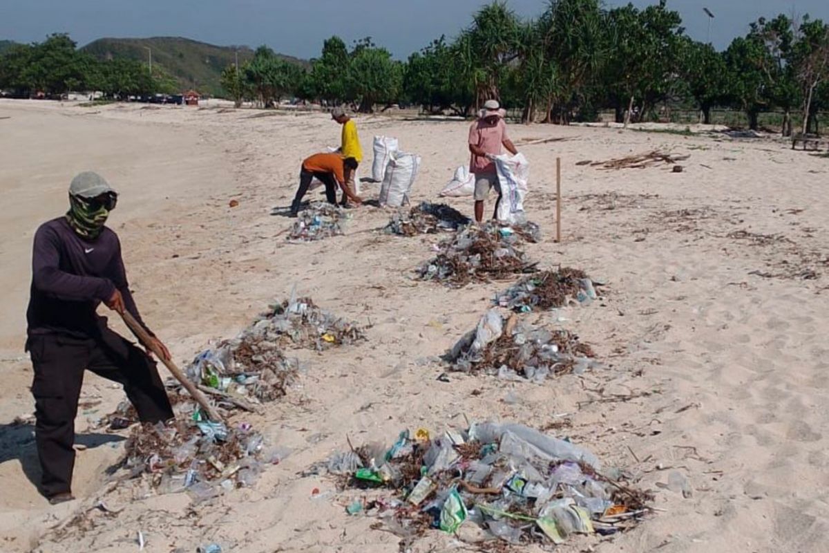ITDC tangani 7,2 ton sampah kiriman di Pantai Tanjung Aan Mandalika