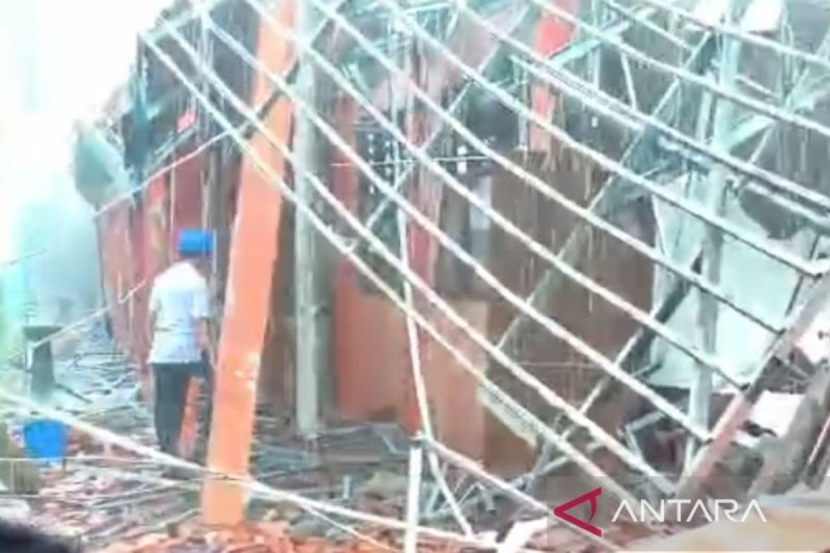 Bangunan SMKN 1 Gunung Putri roboh akibat hujan deras, 44 anak terluka