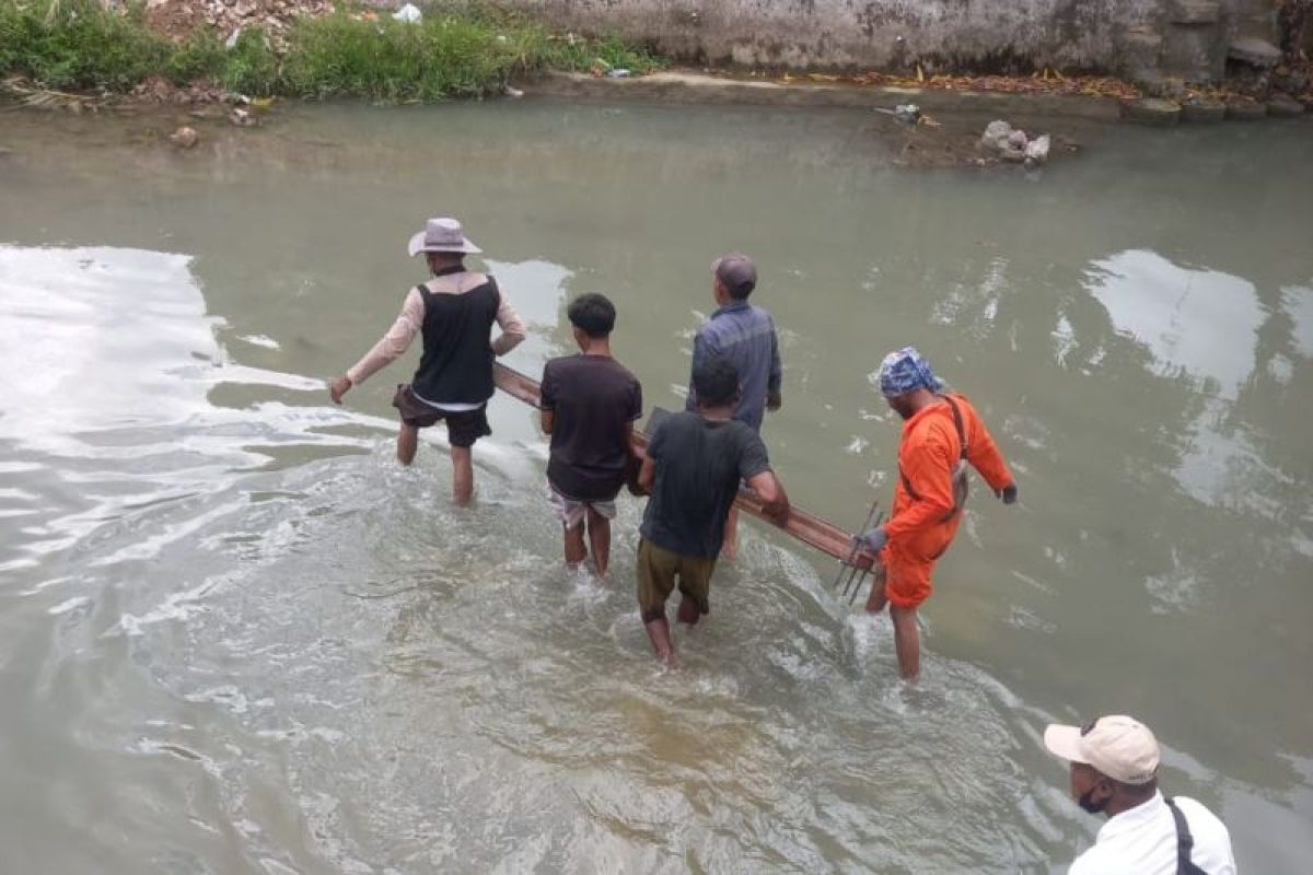 Pemkot Ambon pasang jaring penahan sampah di tiga sungai tekan volume sampah ke laut