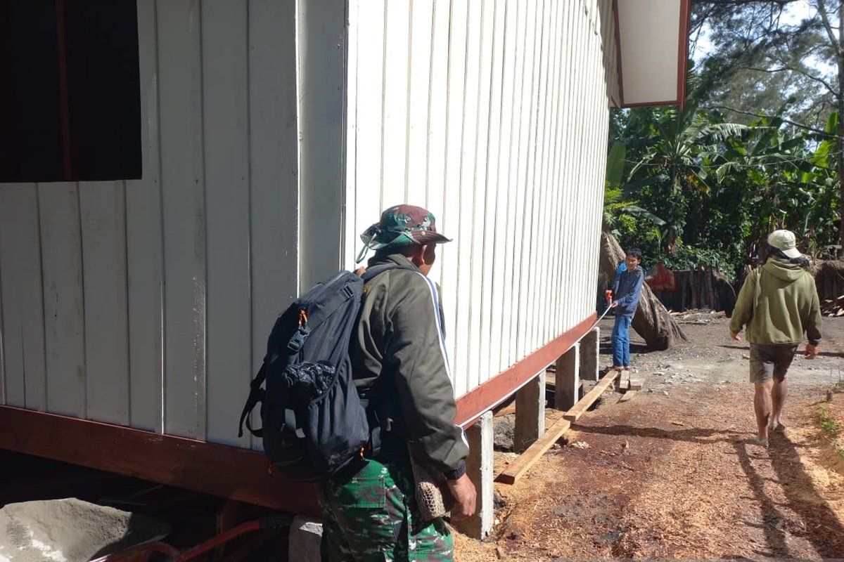 Dinas PKP Jayawijaya tinjau pembangunan rumah dibangun Kodim 1702