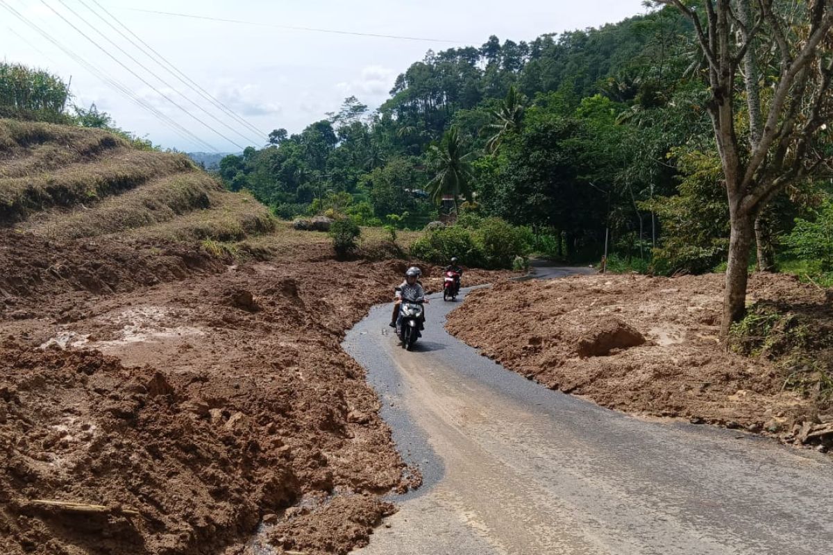 Longsor, Jalur Selingkar Wilis Tulungagung-Trenggalek kembali dibuka