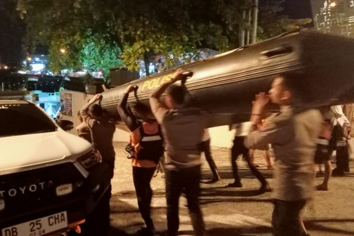 Basarnas cari dua orang tenggelam saat main jet ski di Teluk Manado