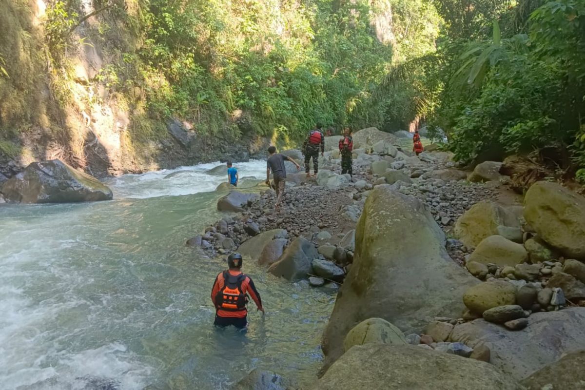 Tim SAR gabungan sisir aliran sungai mencari remaja yang hilang di Lombok Utara