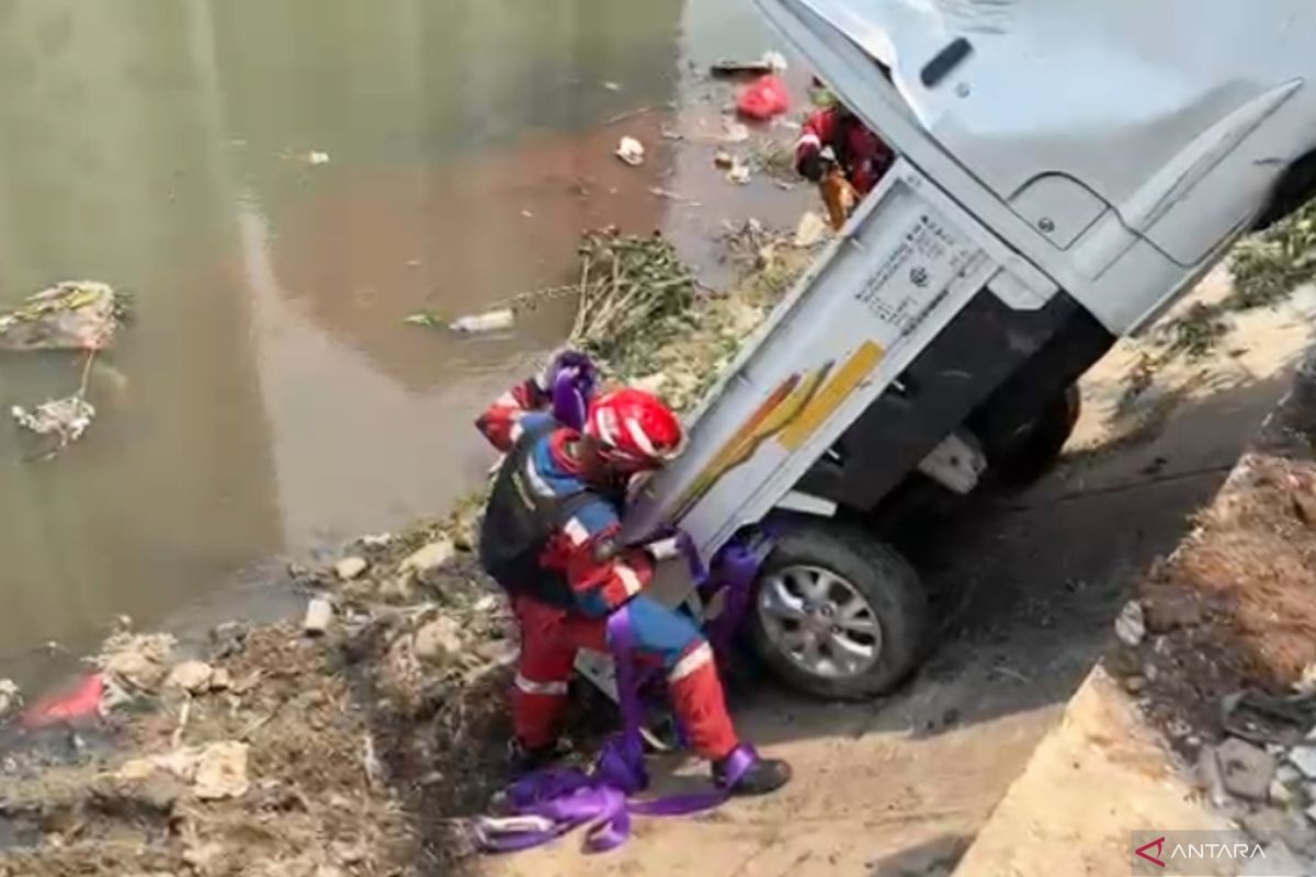 Gulkarmat Jaktim evakuasi mobil pick up yang tercebur di Kali Sunter
