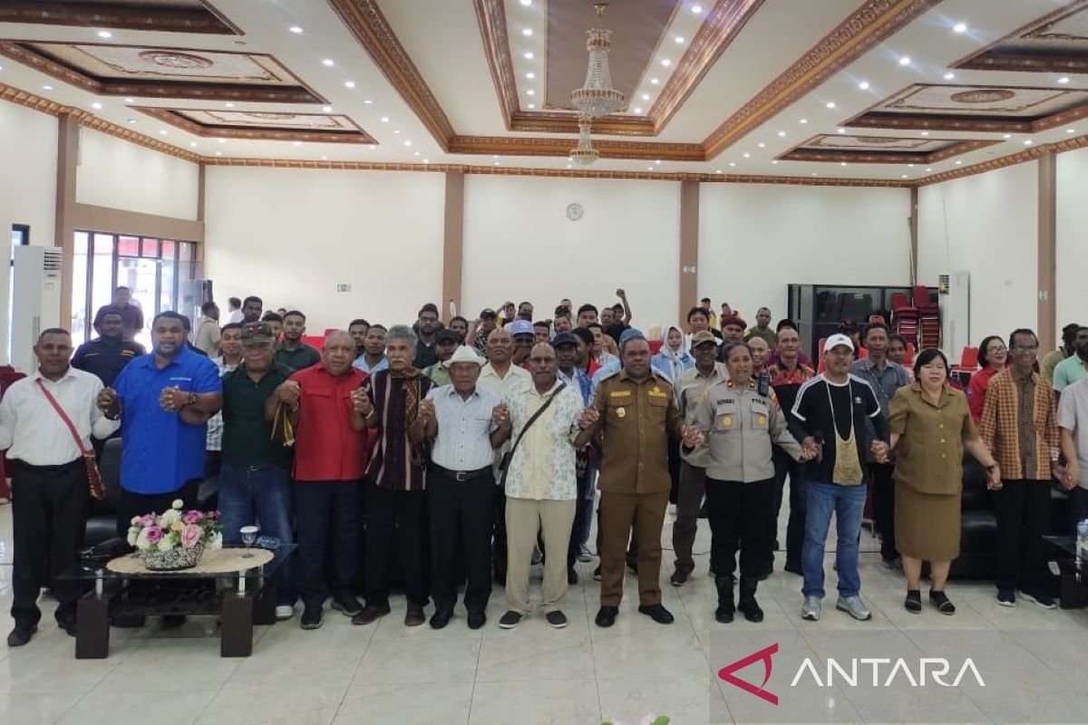 Bupati Manokwari temui tokoh masyarakat pastikan kamtibmas saat kunjungan Wapres