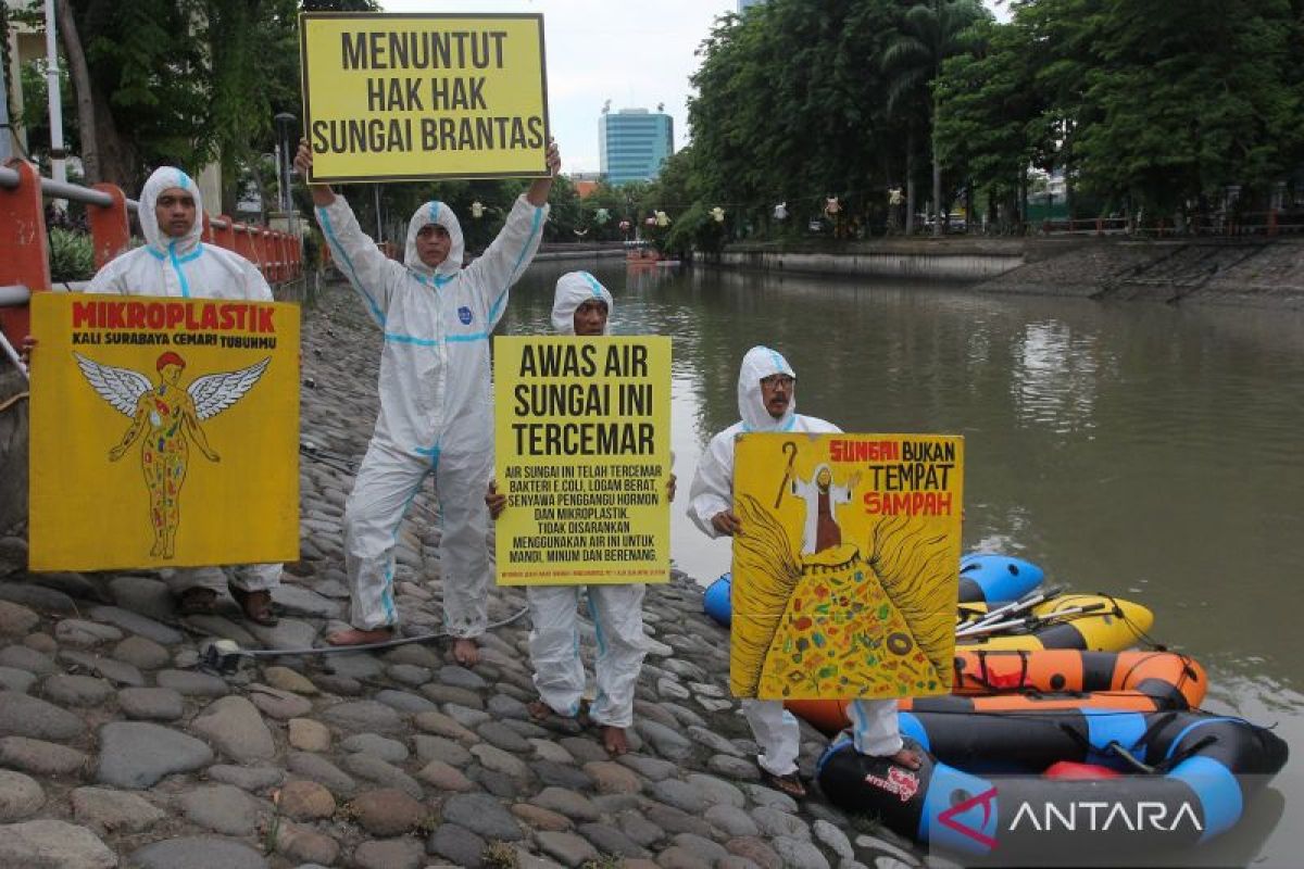 Peneliti ungkap bahaya mikroplastik sampah pakaian yang cemari sungai