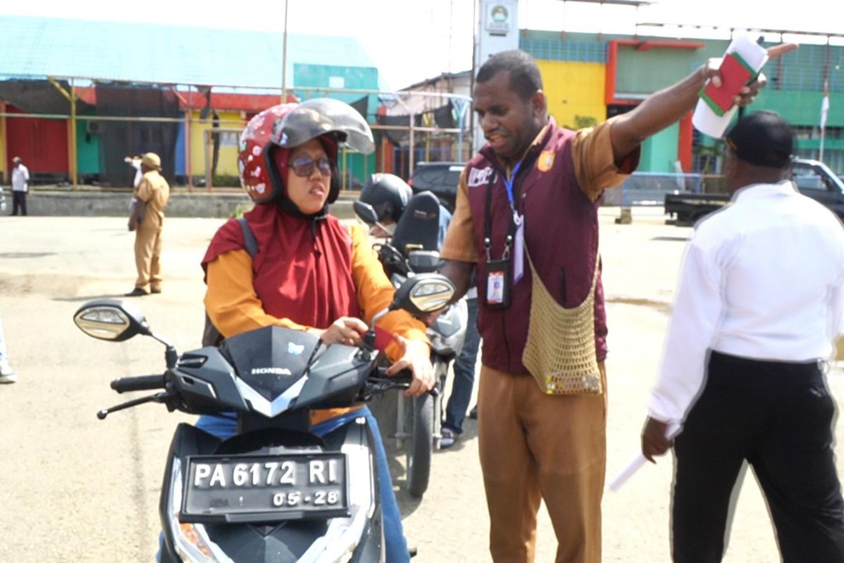 Pemkot Jayapura melaksanakan operasi yustisi KTP-elektronik