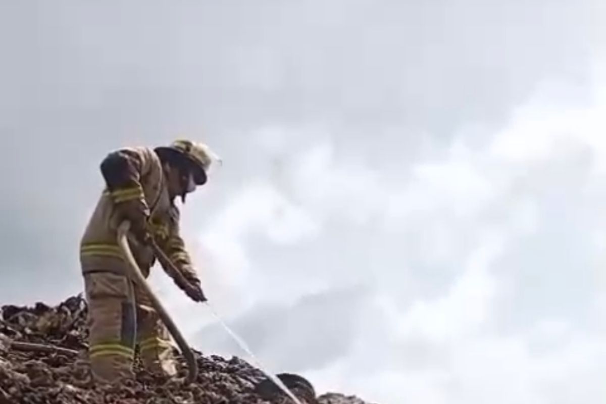 Damkarmat Bandarlampung padamkan kebakaran di TPA Bakung