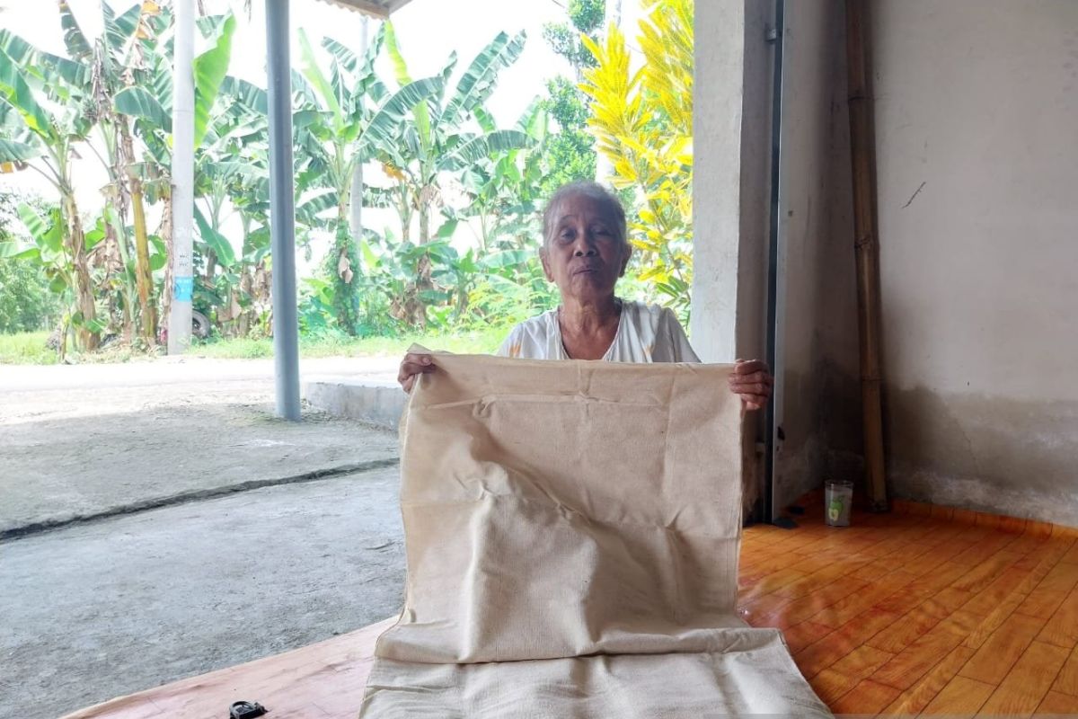 Pintu spiritual dari selembar tenun leang