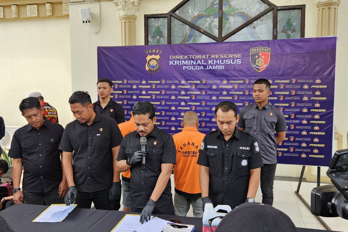 Polda Jambi tangkap dua sopir truk pengangkut 32 ton BBM jenis solar ilegal