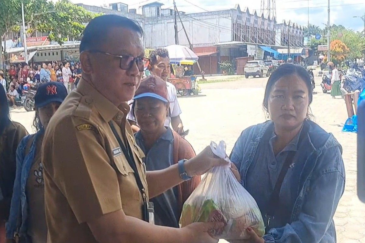 Pemkab Gumas jaga harga pasar melalui operasi pasar