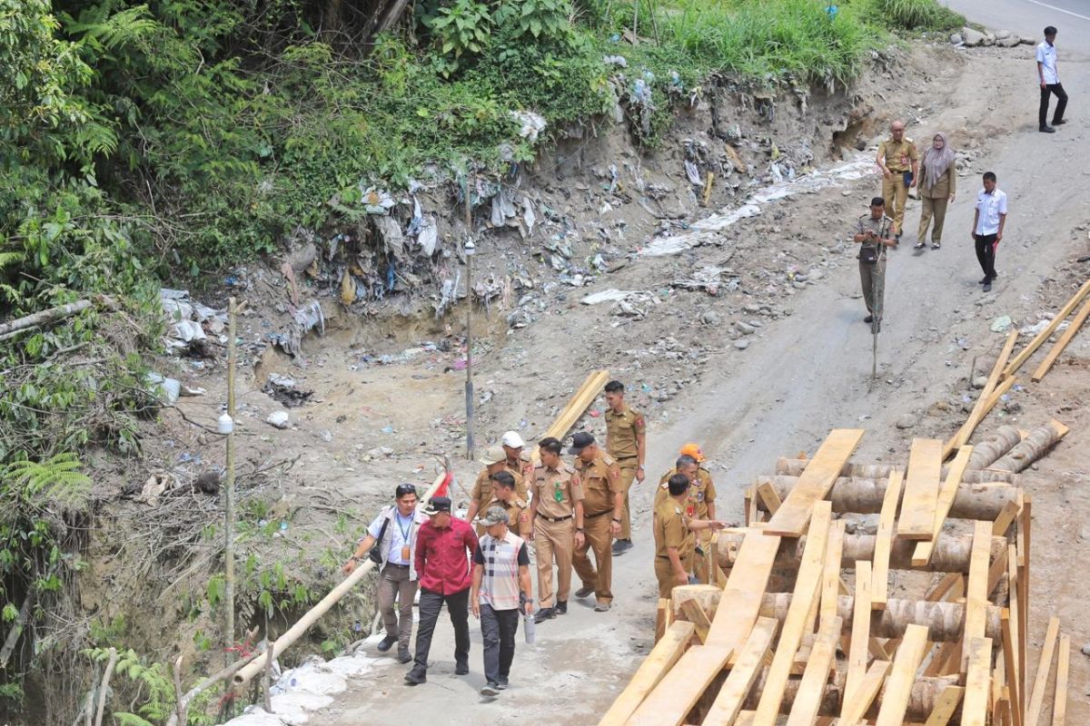 Pemkab Lambar perbaiki jembatan putus akibat banjir