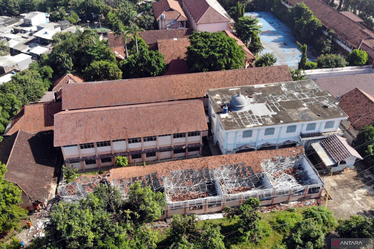 Bangunan SMKN 1 Gunung Putri ambruk diterpa hujan angin