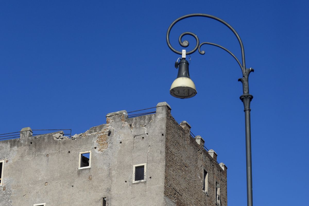 Sedang dipugar, sebagian menara abad pertengahan runtuh di Roma