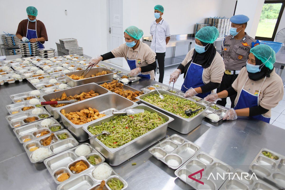 SPPG Polda Papua Barat jamin mutu setiap porsi MBG untuk 2.387 pelajar