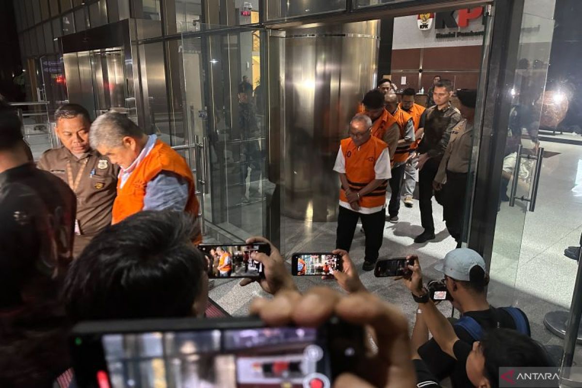 Kasus PEN Situbondo, KPK umumkan dan langsung tahan 5 tersangka baru