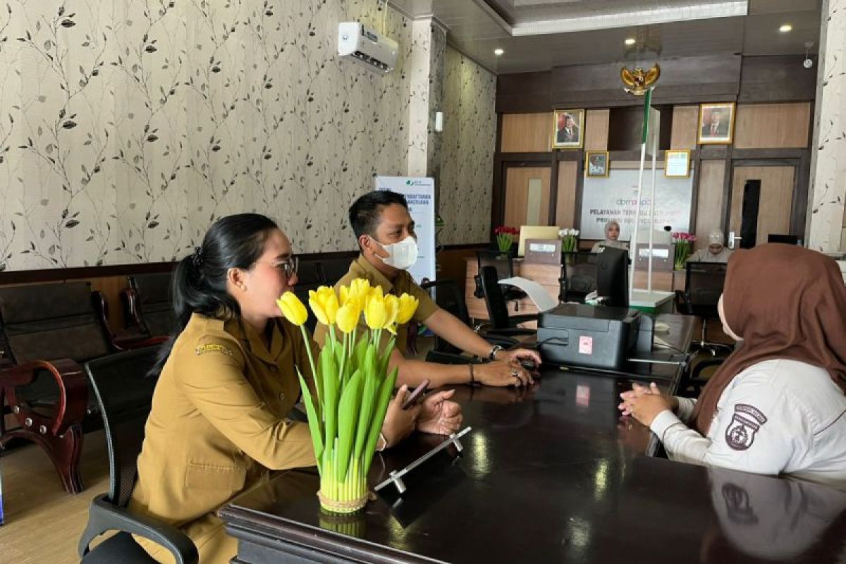 Inspektorat Sulbar dampingi masyarakat melakukan pengisian SPI 2025