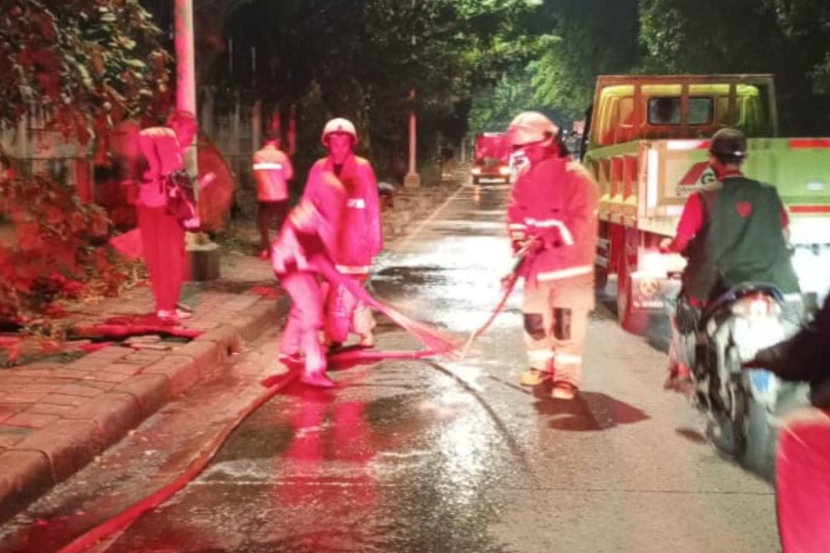 Delapan pengendara motor jatuh akibat tumpahan oli di Jakut