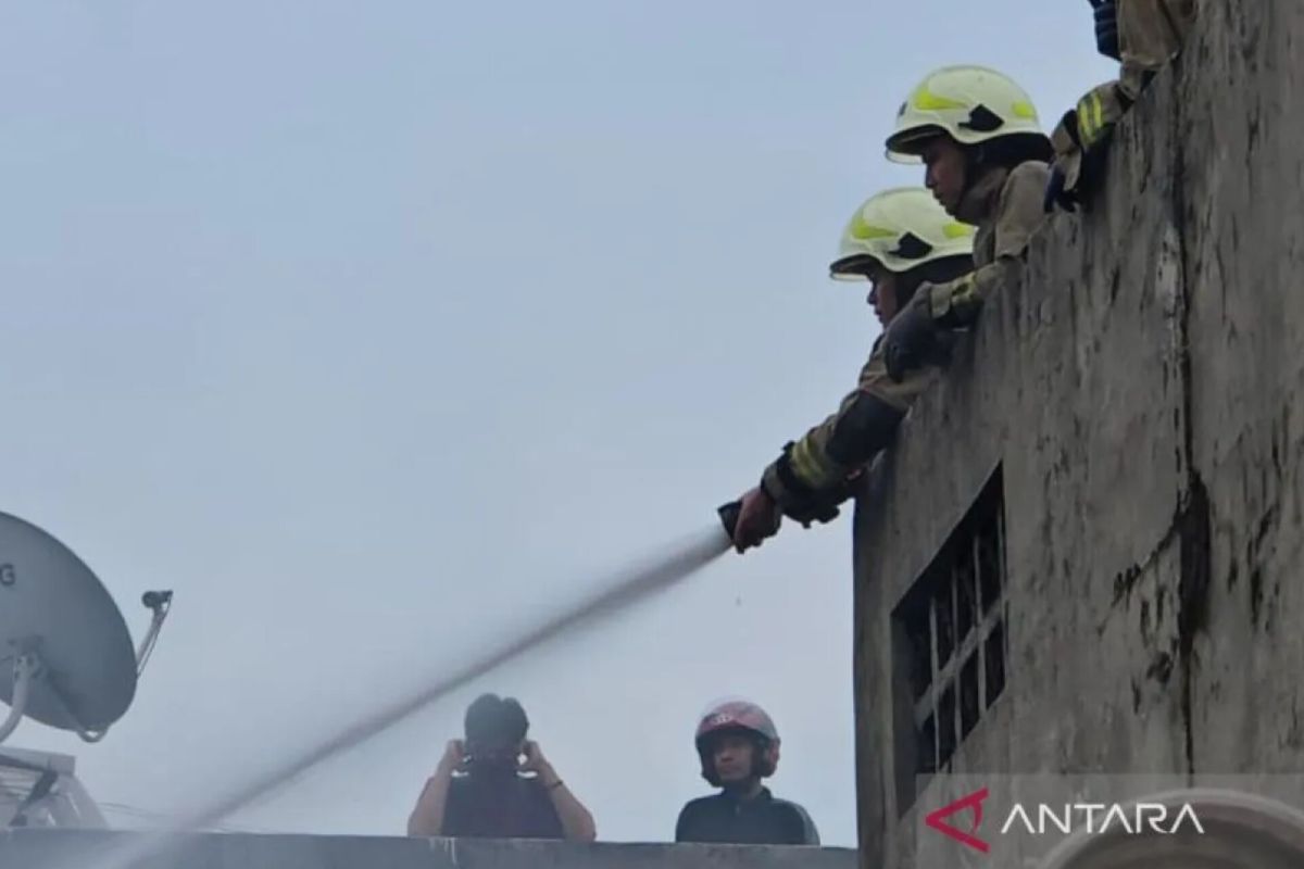 Kerugian akibat kebakaran tiga rumah di Cakung Timur capai Rp200 juta