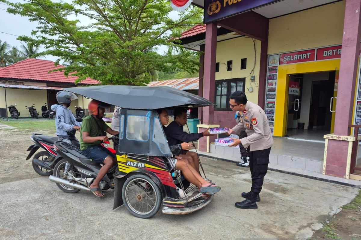 Polisi bagikan makanan untuk mempererat silaturahmi dengan warga