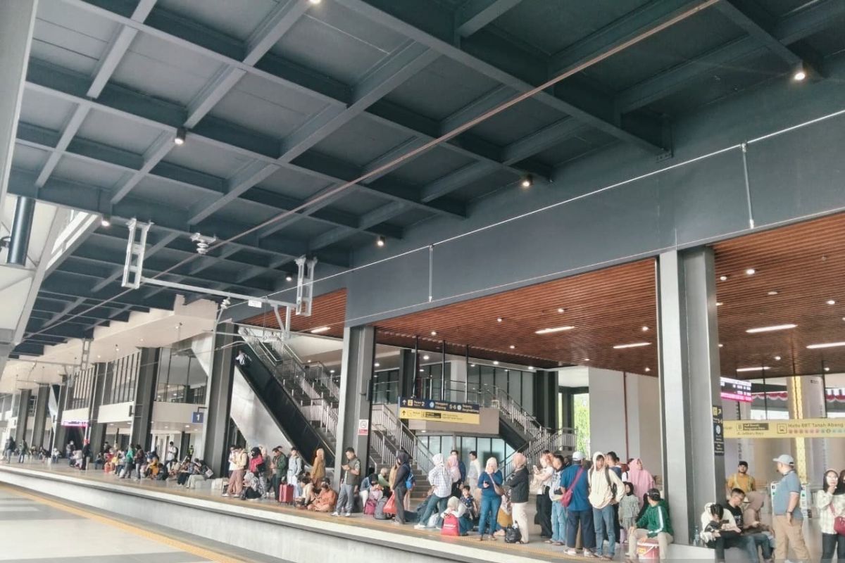 Pengguna KRL Commuter Line nilai Stasiun Tanah Abang wajah baru lebih nyaman dan efisien
