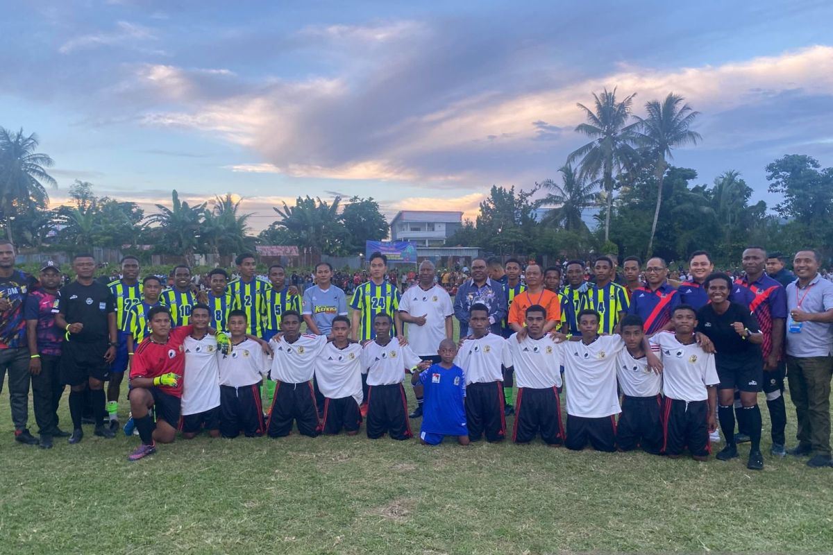 Bernomor punggung 24, Gibran main sepak bola bersama warga Manokwari